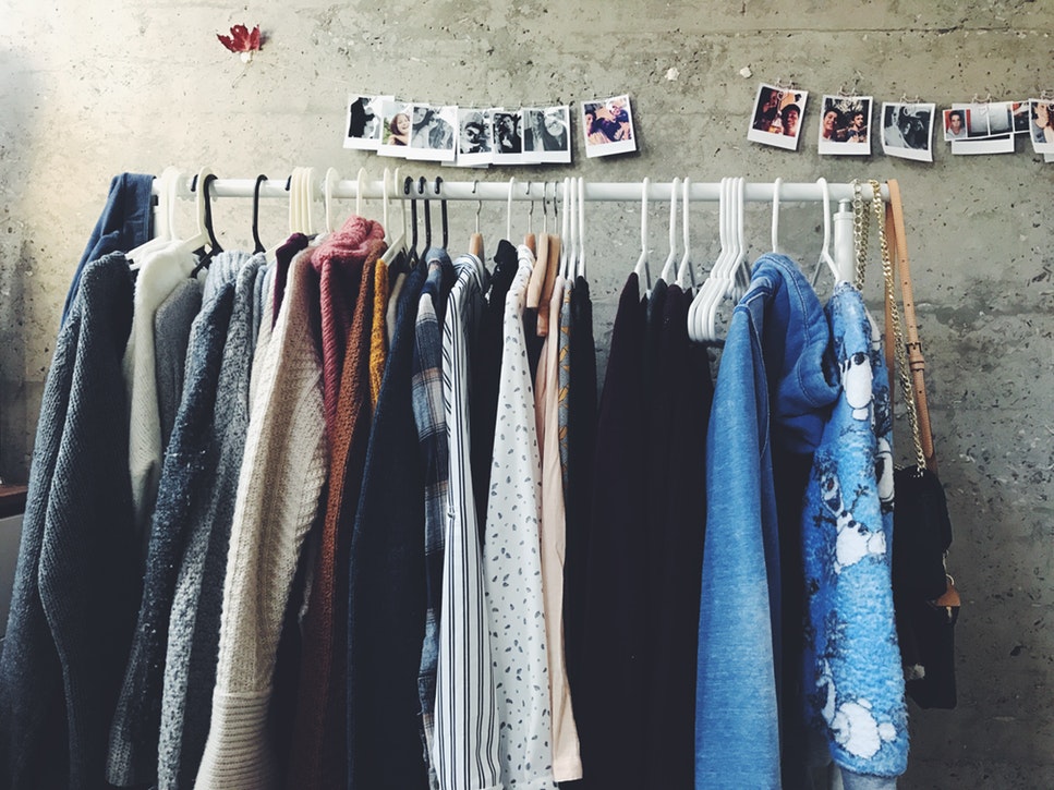 Јесенске идеје за фотографије за Инстаграм - одећа на вешалици