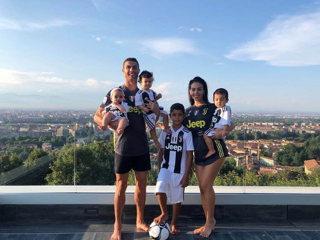 Цристиано Роналдо са својом Инстаграм породицом